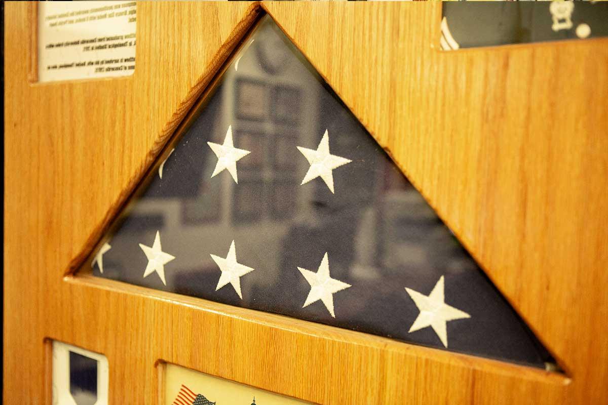 折叠的美国国旗放在影子盒子里